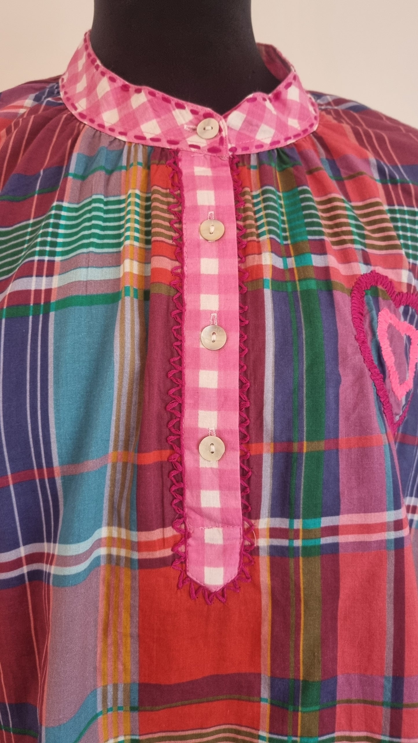 Blouse brodée de vichy